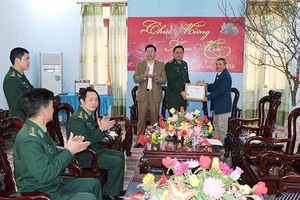 Trao tặng các ấn phẩm trưng bày tại Hội báo Xuân cho Bộ đội Biên phòng
