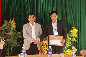 Sở Xây dựng thăm, tặng quà tại xã Tường Phong