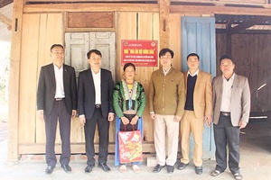 Bàn giao nhà “Mái ấm Hội Nông dân”
