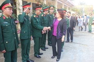 Đồng chí Phó Chủ tịch Thường trực UBND tỉnh thăm, chúc tết Trung đội Vận tải và một số đơn vị của huyện Mường La