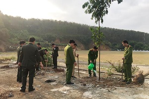 Công an Mường La hưởng ứng “Tết trồng cây đời đời nhớ ơn Bác Hồ vĩ đại”