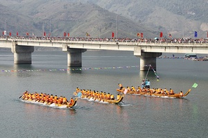 Tưng bừng lễ hội trên sông Đà