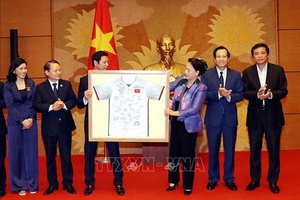 Chủ tịch Quốc hội tặng quà doanh nghiệp có đóng góp hỗ trợ cộng đồng