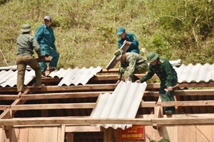 Đồn biên phòng cửa khẩu Lóng Sập giúp 20 hộ dân bị ảnh hưởng thiên tai