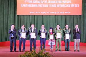 Huyện Mộc Châu: Gặp mặt vinh danh các tập thể, cá nhân tiêu biểu