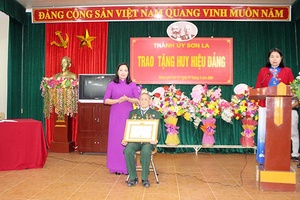 Thành ủy: Lễ trao tặng Huy hiệu Đảng