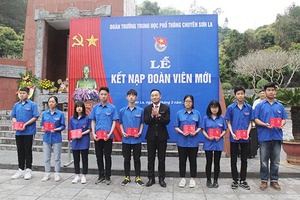 Đoàn Trường THPT Chuyên Sơn La: Lễ kết nạp đoàn viên mới