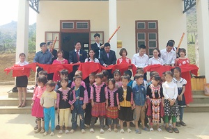 Công đoàn cơ quan Ngân hàng Nhà nước Trung ương: Trao tặng nhà lớp học cho học sinh điểm trường Pa Cốp