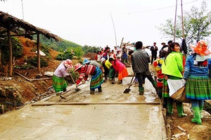 Suối Bau làm đường giao thông nông thôn