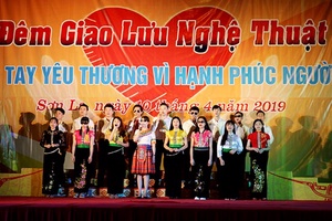 Giao lưu nghệ thuật “Vòng tay yêu thương vì hạnh phúc người mù”