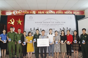 Tiếp nhận 2.000 cuốn sách từ Chương trình “Hành trình từ trái tim” của Tập đoàn Trung Nguyên Legend