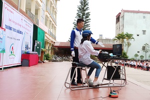 Công ty TNHH TM&DV Hùng Mạnh: Chương trình “An toàn giao thông cho nụ cười ngày mai” tại Thành phố