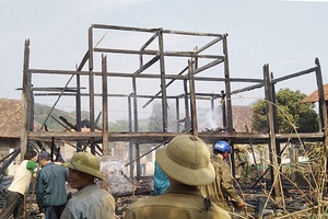 Thuận Châu: Cháy nhà do chập điện