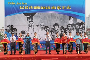 Khai mạc triển lãm ảnh “Bác Hồ với nhân dân các dân tộc Tây Bắc”