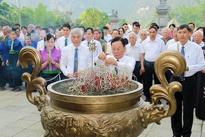 Các đồng chí lãnh đạo tỉnh dâng hương tưởng niệm Chủ tịch Hồ Chí Minh tại Thuận Châu