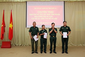 Bộ CHQS tỉnh Sơn La: Chuyển trao kinh phí hỗ trợ xây dựng nhà đồng đội, nhà tình nghĩa 
