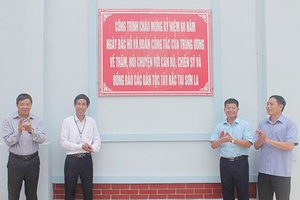 Bắc Yên: Gắn biển “Công trình chào mừng kỷ niệm 60 năm Ngày Bác Hồ và Đoàn công tác của Trung ương về thăm, nói chuyện với cán bộ, chiến sỹ và đồng bào các dân tộc Tây Bắc tại Sơn La”