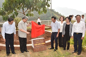 Các đồng chí lãnh đạo Đảng, Nhà nước dâng hương tại Đền thờ Bác Hồ, Quảng trường Tây Bắc