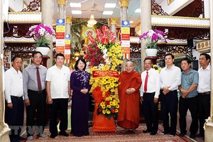 Đồng chí Đặng Thị Ngọc Thịnh chúc mừng các cơ sở phật giáo nhân Lễ Phật đản