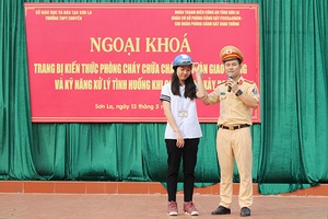 Hơn 1.000 học sinh được trang bị kiến thức PCCC, an toàn giao thông và kỹ năng xử lý tình huống khi có cháy nổ xảy ra