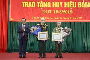 Thành ủy: Lễ trao tặng Huy hiệu Đảng đợt 19/5