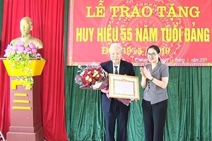 Huyện ủy Mai Sơn: Trao tặng Huy hiệu Đảng đợt 19/5