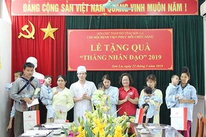 Trao 20 suất quà cho bệnh nhi có hoàn cảnh khó khăn