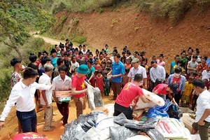 Công ty Hồng Triển (Hưng Yên): Trao 31 suất quà, trị giá 70 triệu đồng cho bản Hát Xiến, xã Co Mạ