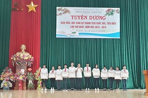 Sông Mã: Tuyên dương giáo viên, học sinh có thành tích xuất sắc, tiêu biểu lần thứ nhất, năm học 2018 – 2019