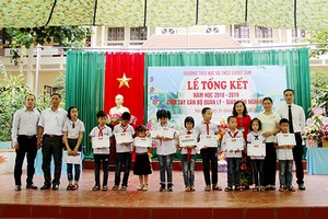Trao học bổng cho học sinh nghèo vượt khó học giỏi