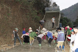 Bê tông hóa đường nông thôn ở huyện vùng cao