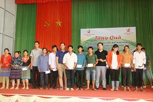 Hội Doanh nhân trẻ tỉnh Phú Thọ: Tặng quà 50 gia đình có hoàn cảnh khó khăn của xã Tân Lập và Tân Hợp