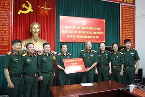 Trao 100 triệu, hỗ trợ xóa nhà tạm, nhà dột nát cho cựu chiến binh nghèo của tỉnh Sơn La