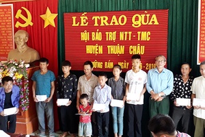 Hội Bảo trợ Người tàn tật và Trẻ mồ côi huyện Thuận Châu: Trao 30 suất quà cho người khuyết tật, trẻ mồ côi của xã Mường Bám