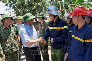 Đồng chí Phạm Minh Chính biểu dương lực lượng tham gia chữa cháy rừng ở Hà Tĩnh