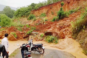 Mưa lớn gây sạt lở đất đá cục bộ tại đoạn đường Mường Hung – Mường Cai