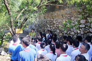 Hành trình về nguồn “Đến với địa chỉ đỏ” 