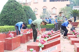 Liên Chi đoàn Sở Lao động – Thương binh và Xã hội, Sở Nội vụ, PA02 (Công an tỉnh): Thăm, tặng quà gia đình chính sách trên địa bàn Thành phố