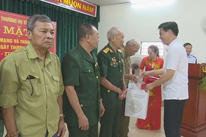 Đồng chí Giám đốc Công an tỉnh tặng quà thương binh, bệnh binh, gia đình chính sách trên địa bàn huyện Mộc Châu