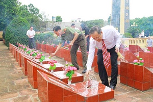 Lãnh đạo thành phố viếng nghĩa trang liệt sỹ và dâng hương Nhà bia tưởng niệm Anh hùng liệt sỹ Lò Văn Giá