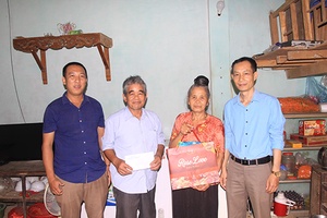 Báo Sơn La: Thăm, tặng quà thương binh nhân Ngày Thương binh -  liệt sỹ