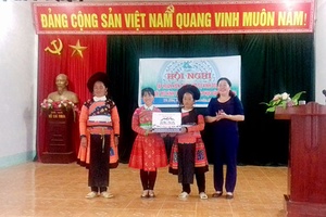 Ra mắt mô hình Tổ liên kết phụ nữ thêu may trang phục dân tộc Mông