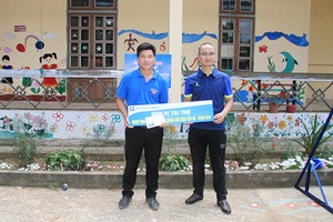 Bàn giao công trình “Sân chơi cho em”
