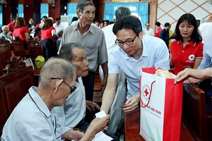Chung tay giúp đỡ những nạn nhân chất độc da cam