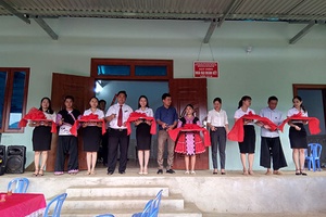 Bàn giao nhà “ Đại đoàn kết” cho hộ nghèo