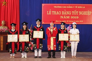 Trường Cao đẳng Y tế Sơn La: Trao bằng tốt nghiệp cho 464 học sinh, sinh viên