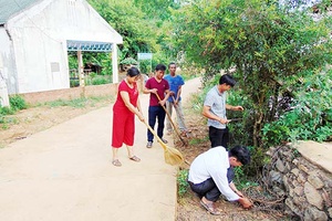 Bó Hiềng - điểm sáng làm đường giao thông nông thôn