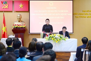 Chủ tịch Quốc hội gặp gỡ cộng đồng người Việt Nam tại Thái Lan