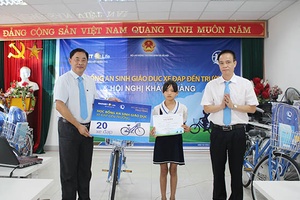 Chương trình trao học bổng "An sinh giáo dục - Xe đạp đến trường"