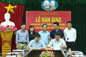 Bàn giao giai đoạn 1 Dự án kè suối Nặm La